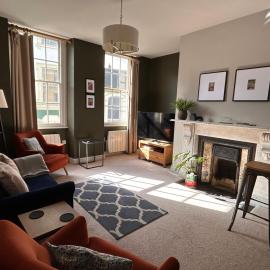 The Linen Loft - 2 Bed Apartment - Central Town Location - Reserved Parking Space Included, hotel in Ross on Wye