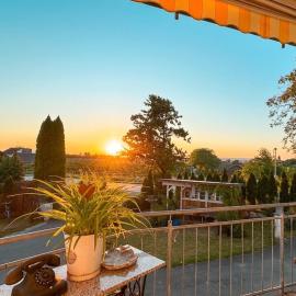 Besonderes Apartment im Grünen nahe Ravensburg I sonniger Balkon & Parkplatz, hotel in Ravensburg