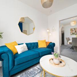 Modern Spacious Home - Garden - Parking - Sleeps 6