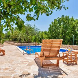 Holiday Home Pearl in Stone with Heated Pool