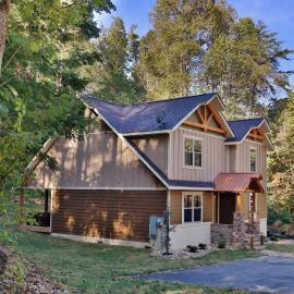 Misty Mountainside–Romantic 2-Suite Modern Chalet with Hot Tub and Pool Table