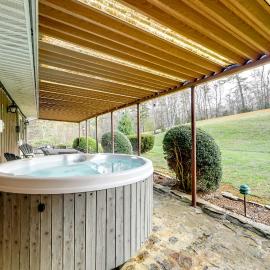 Scenic Asheville Area Retreat: Hot Tub & Game Room, hotel em Candler