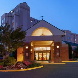 Homewood Suites by Hilton Falls Church، فندق في ميريفيلد