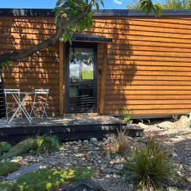 Stylish Tiny House with Mountain Views & Private Courtyard, hotel i Wanaka