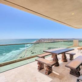 Ocean Wrap Around Oceanfront Balcony at Tessoro, hótel í Las Conchas