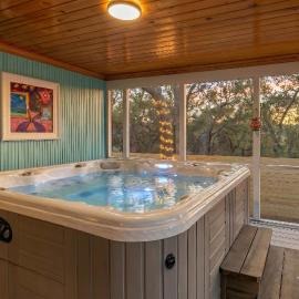 Hot Tub Screened Porch and Fenced Yard, hotel in Charleston