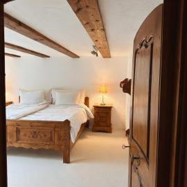 Panoramic apartment with charming swiss interior, hotel u gradu Vedensvil