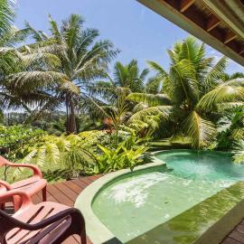 Tropical 2BR Bungalow with Private Pool, hotel en Taravao