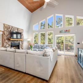 Forest Home with Deck, EV Station, King Beds, hotel di Cambria