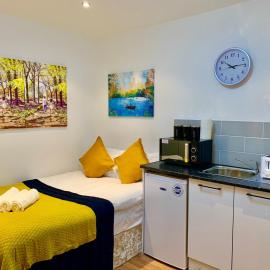 London Studio Apartments, Private Bathroom, Kitchenette, Parking, NP4, hotel u Londonu