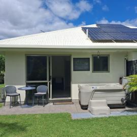 Gorgeous spot to chill with private hot tub, hotel in Tauranga