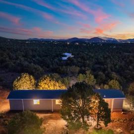 Tranquil 12-Acre Haven by Grand Canyon Awaits, Hotel in Williams