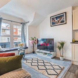Stylish Apartment Near Hampton Court - Ensuite - Guest WC - Fast WiFi