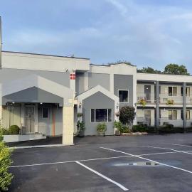 Super 8 by Wyndham Belleville St. Louis Area, хотел в Белвил