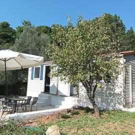 Hillbilly cabin, 2 studios in nature with terrace and parking – hotel w mieście Skiatos