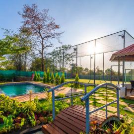 StayVista at The Mint Villa with Pool, BBQ & Bathtub, hotel di Karjat
