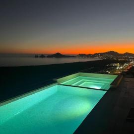 Arch View Luxury Condo with Heated Rooftop Pool and Jacuzzi