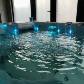 Private Hydro pool, Double Bed TV, Bathroom - Other areas part Pvt shared home, hotel in Bickershaw
