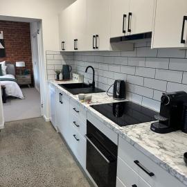 Modern Soho Pad with Sunny Deck, hotel in West Hobart