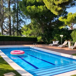 Cabril's Hills - Stunning Villa with Pool & Sea Views, hotel Cabrilsban