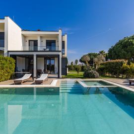 Villa AMMA Pool & Jacuzzi by PikHost, hotel i Durrës