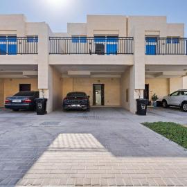 Elegant 3BR Villa Retreat w Private Backyard, hotel v destinaci ‘Ūd al Bayḑāʼ