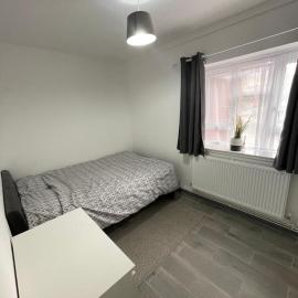 Modern & Spacious Monthly Rental Room, hotel din Londra