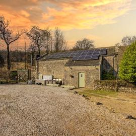 Kilnsey Wellbeing Barn With Hot Tub, Cold Plunge, Pet Friendly، فندق في Kilnsey