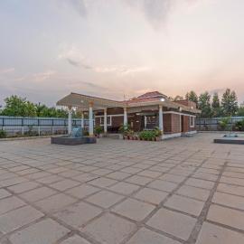 Courtyard Banyan Rustic 2 BHK villa with pool banyan gazebo and open courtyard living, hotel i Nandigunda