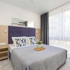 Klimatyzowany Apartament z Parkingiem i Spa Blisko Plaży by Noclegi Renters