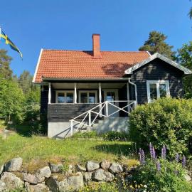 Lantligt hus med sjöutsikt och badplats, hotell i Vreta kloster