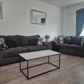 3 bedroom house-Ellesmere Port, Hotel in Ellesmere Port