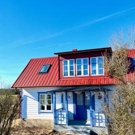 Vackert nyrenoverat 1800-talshus med bastu, vedspis och kamin, hotel i Hemse