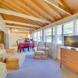 Rustic Retreat Across from Lake; Family Friendly!, hotel a Union