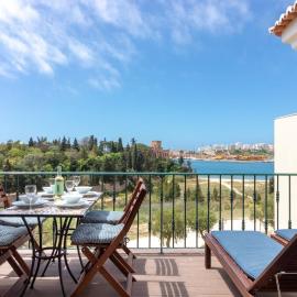 Front line townhouse n 9 in Ferragudo sea views, hotel in Ferragudo