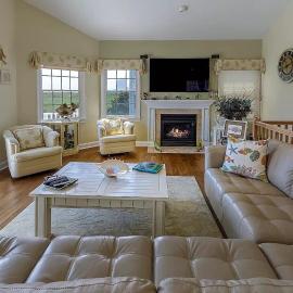 Luxurious Beach Block 4-Bdrm House for the whole family - prices reduced!!, hotelli kohteessa Brigantine