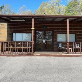 Adjoining Cabin #7A on Patoka Lake in Southern Indiana, hotel a Eckerty