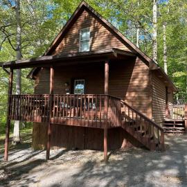 Deluxe Cabin #8 with Jacuzzi on Patoka Lake in Southern Indiana，Mitchell的飯店