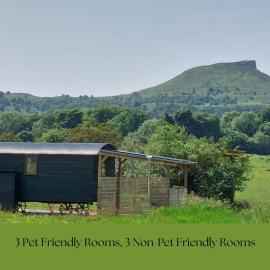 Roseberry Retreat, Shepherd's Huts with Hot Tub, hotel in Pinchingthorpe Station