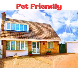 Stunning Holiday Cottage nr Skegness in Sunny Chapel St Leonards Just mins from the Beach & Attractions - Perfect for Couples & Family's who love to Relax but want Exciting Adventures nearby! Large Pet Friendly garden!