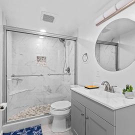 Oceanfront Beach Condo, Pool, Gym, Fishing Surfing, hotel a Virginia Beach