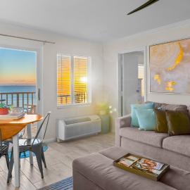 Oceanfront Beach Condo, Pool, Gym, Fishing Surfing, hotel in Virginia Beach