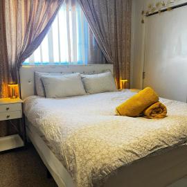 Boutique Elegant Gold Room Kitchenette With EV Charger, hotel in Bodfish