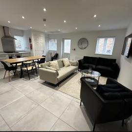 Spacious 6-Bed Home With 4 Parking Spaces