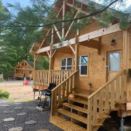 Horseshoe Lake Beachside Cottage, hotel in Parry Sound