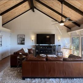 Remarkable Mountain Escape! Breathtaking Views & Pet Friendly!, hotel in Hillsville