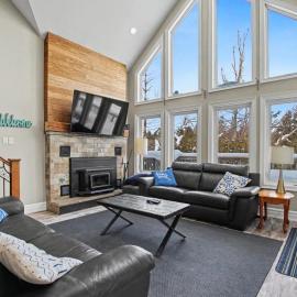 Executive-BBQ-Full-Kitchen-Washer-Dryer-Sauna-Backyard-Parking-Air-Conditioning