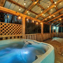 Log Cabin Hot Tub, Arcade & Fire Pit in Woods, hotell i Townsend