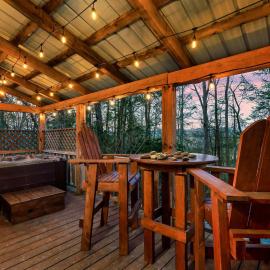 Private Wooded Cabin w Hot Tub, Fire Pit & Arcade, hotell i Townsend