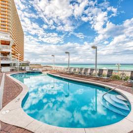 Gulf Front condo with Pools Beach access and Gym, hotel in Panama City Beach